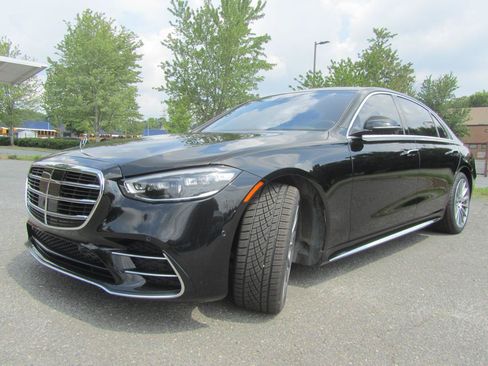 Used 2022 Mercedes-Benz S 580 4MATIC Sedan w/ AMG Line Package image 6
