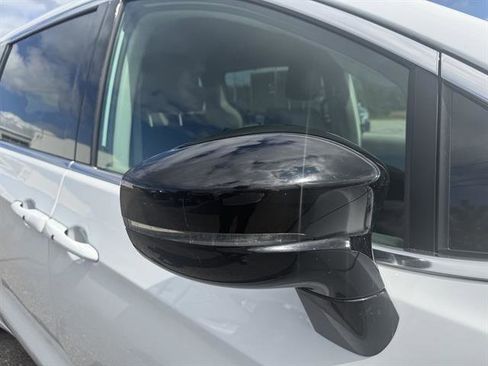 Used 2024 Chrysler Pacifica Touring-L image 9