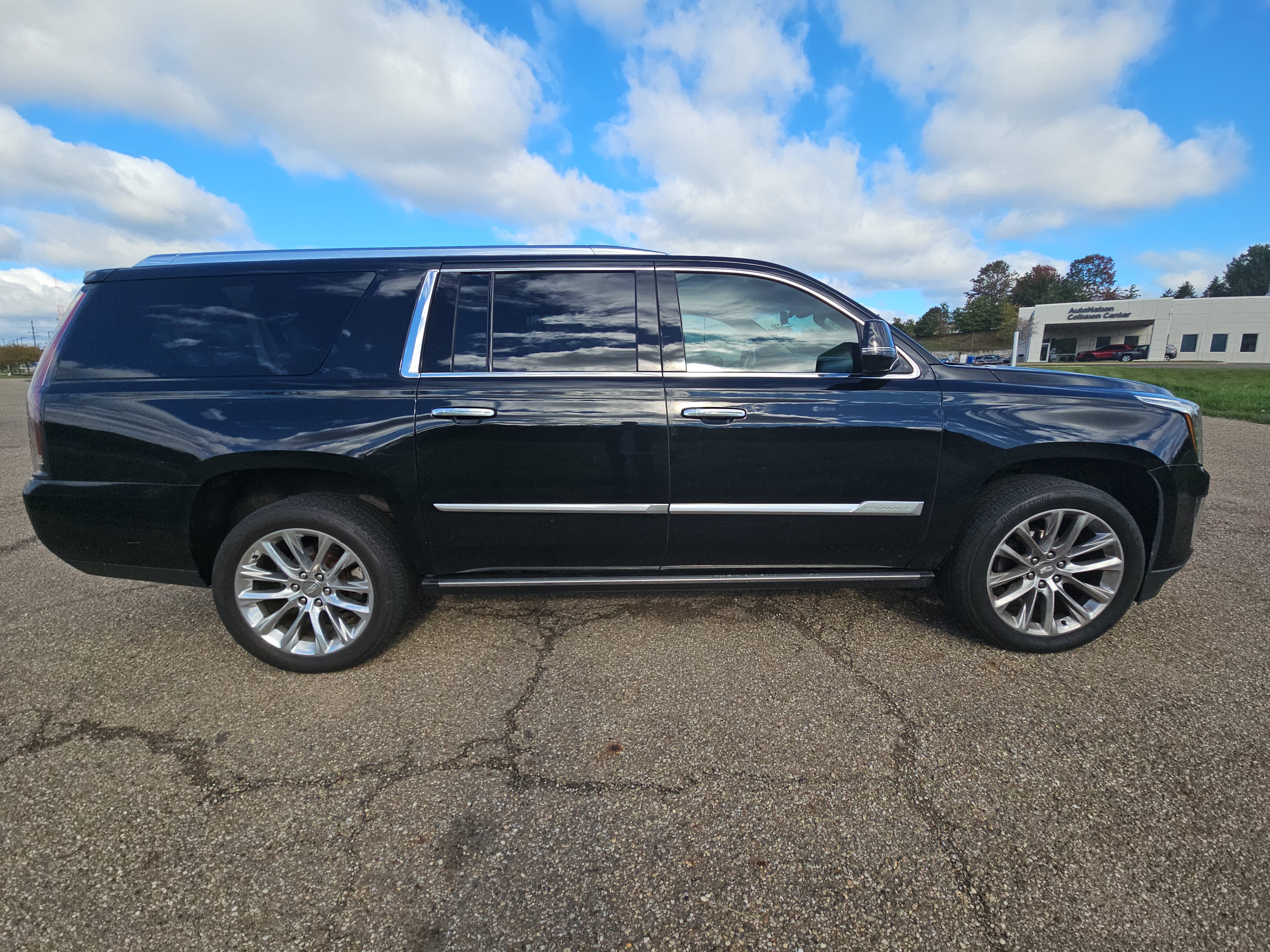 Used 2019 Cadillac Escalade ESV Premium Luxury AWD/4WD image 3