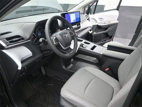New 2026 Toyota Sienna XLE image 4