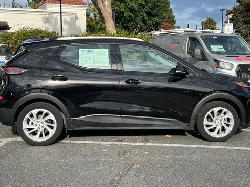 Used 2022 Chevrolet Bolt EUV LT w/ Comfort Package image 3