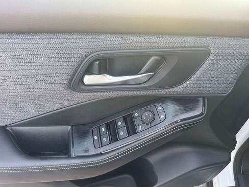 Used 2023 Nissan Rogue SV image 8