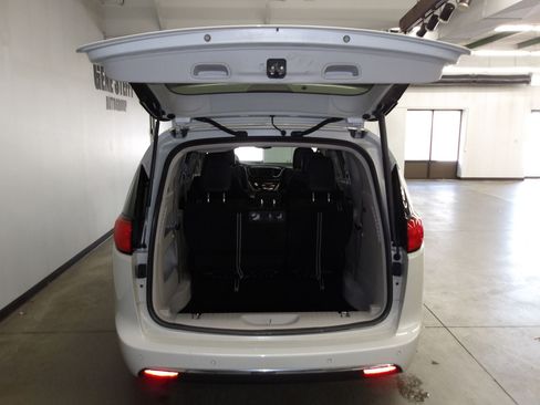 Used 2020 Chrysler Pacifica Touring-L FWD image 20