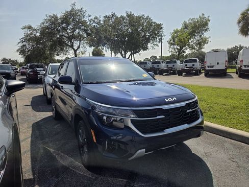 Used 2025 Kia Seltos LX AWD/4WD image 2