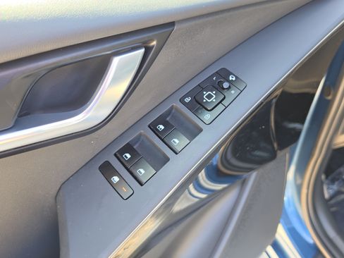 Certified 2024 Kia Niro EX Touring FWD image 19
