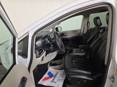 Used 2024 Chrysler Pacifica Touring-L FWD image 12