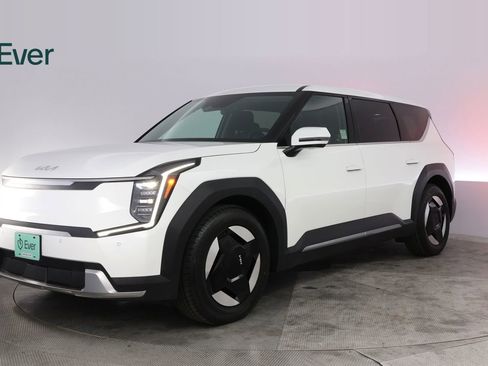 Used 2024 Kia EV9 Light Long Range RWD image 2