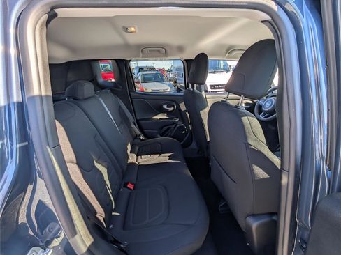 Used 2022 Jeep Renegade Latitude image 11