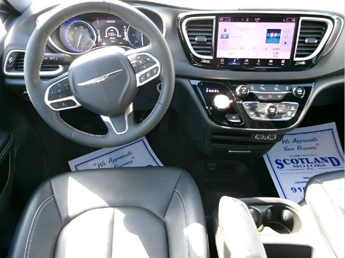 Used 2025 Chrysler Pacifica Select FWD image 12