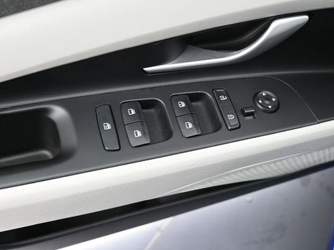 Used 2024 Hyundai Elantra Limited image 12