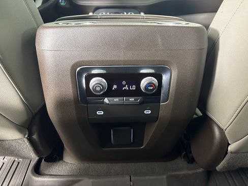 Used 2023 GMC Yukon XL SLT AWD/4WD image 44