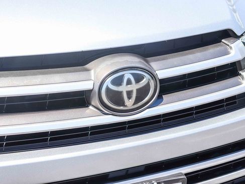 Used 2017 Toyota Highlander LE w/ Carpet Mat Package FWD image 13