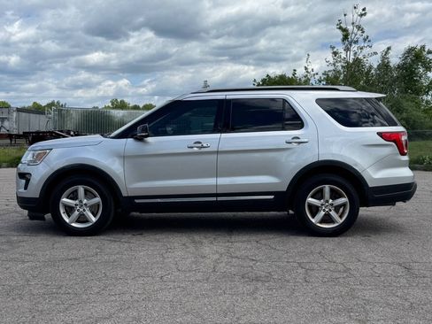 Used 2018 Ford Explorer XLT w/ Equipment Group 201A FWD image 2