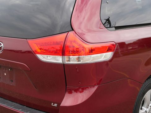 Used 2011 Toyota Sienna LE w/ Towing Pkg FWD image 17