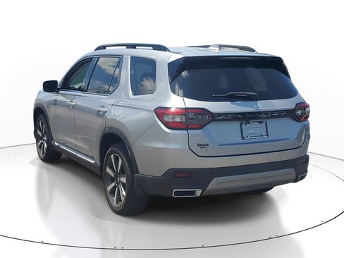 Used 2023 Honda Pilot Touring image 4