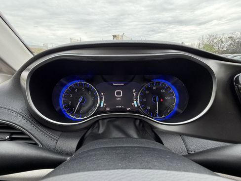 Used 2019 Chrysler Pacifica Limited FWD image 14