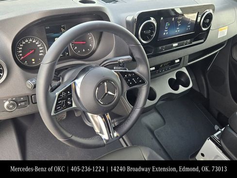 Used 2025 Mercedes-Benz Sprinter 2500 image 27