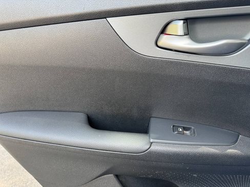 Used 2021 Kia Forte LXS FWD image 21