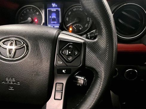 Used 2020 Toyota Tacoma TRD Off-Road image 12