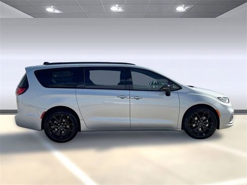 New 2026 Chrysler Pacifica Select image 8