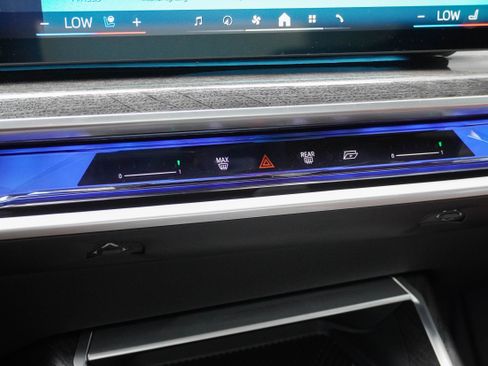 Used 2024 BMW i7 xDrive60 w/ Executive Package AWD/4WD image 29