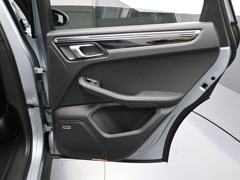Certified 2025 Porsche Macan AWD/4WD image 25