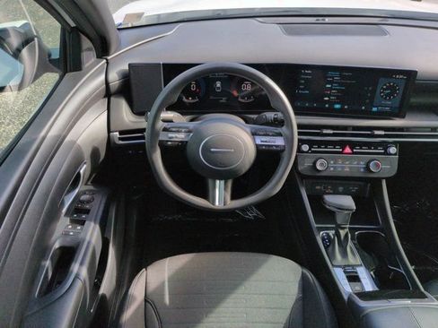 Used 2025 Hyundai Santa Cruz SE FWD image 15
