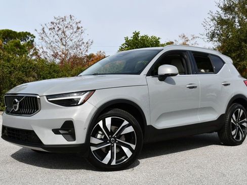 Used 2025 Volvo XC40 B5 Ultra image 22