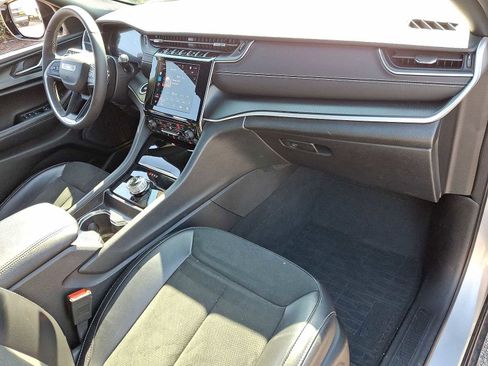 Used 2025 Jeep Grand Cherokee Altitude image 33