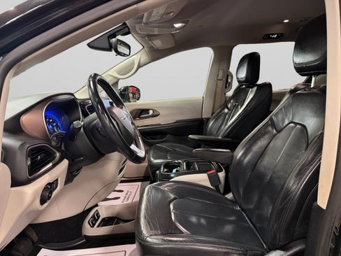 Used 2017 Chrysler Pacifica Touring-L FWD image 14