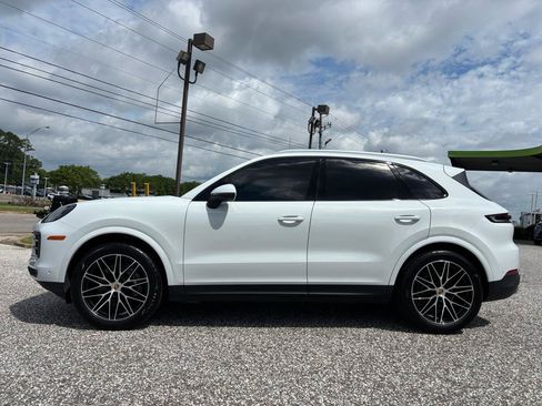 Used 2025 Porsche Cayenne w/ Premium Package Plus AWD/4WD image 2
