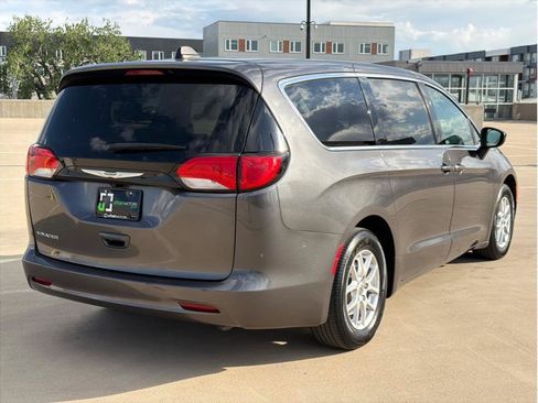 Used 2023 Chrysler Voyager LX FWD image 8