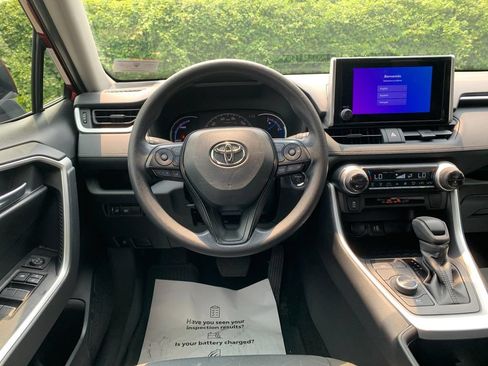 Used 2025 Toyota RAV4 XLE AWD/4WD image 17