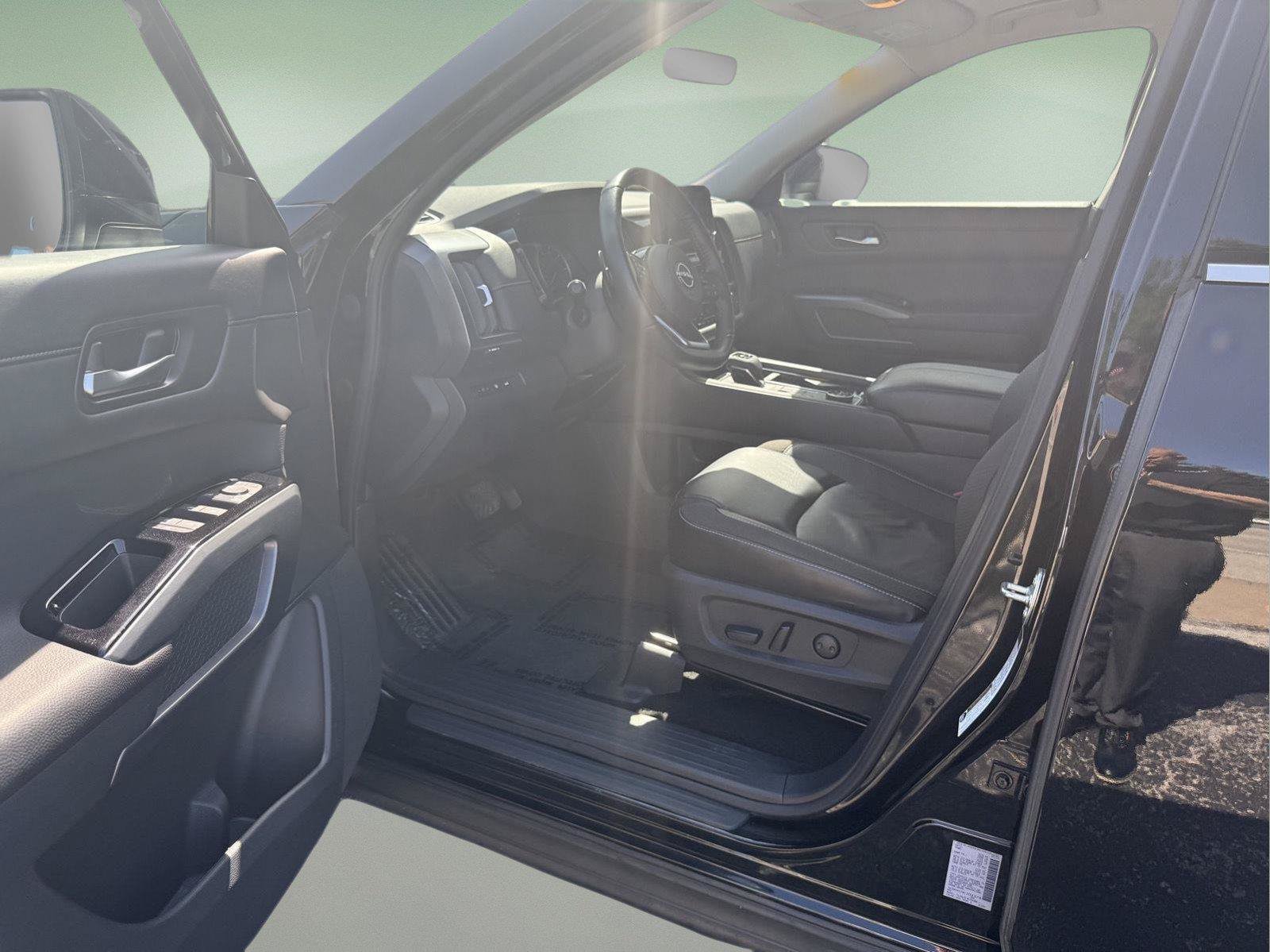 Used 2024 Nissan Pathfinder SL AWD/4WD image 2