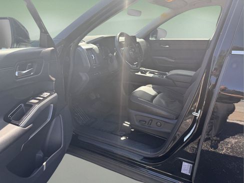 Used 2024 Nissan Pathfinder SL AWD/4WD image 2