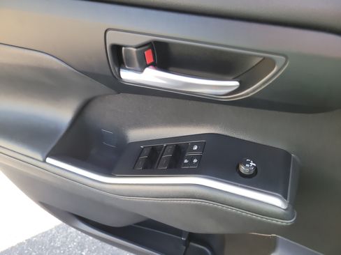 Used 2020 Toyota Highlander XLE AWD/4WD image 20