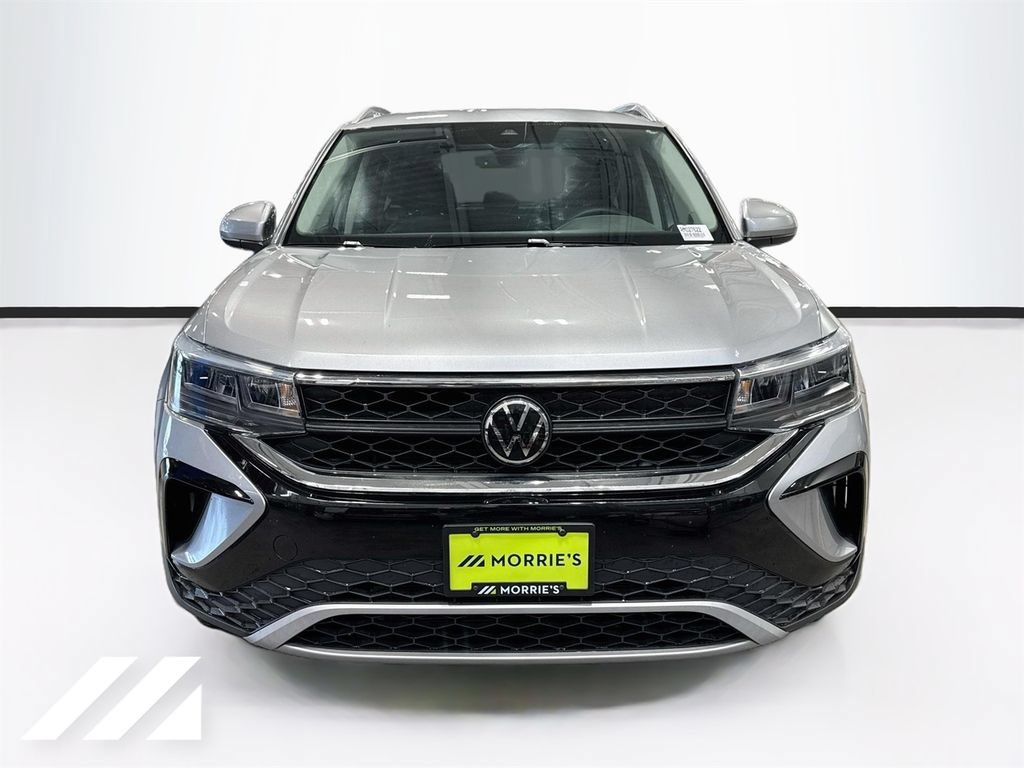 Used 2024 Volkswagen Taos SE AWD/4WD image 2