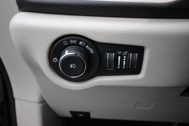 Used 2023 Chrysler Pacifica Touring-L FWD image 17