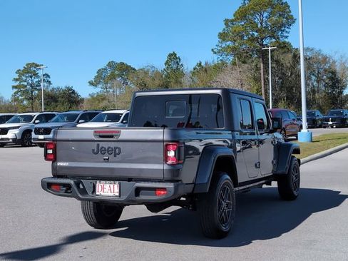 Used 2024 Jeep Gladiator Sport image 3