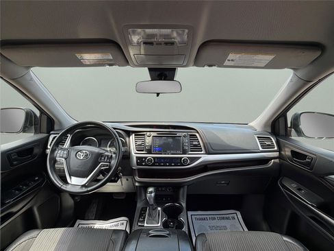 Used 2017 Toyota Highlander Plus w/ Carpet Mat Package AWD/4WD image 20