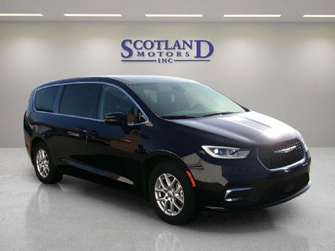 Used 2024 Chrysler Pacifica Touring-L image 4