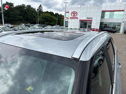 Used 2024 Toyota Highlander XLE AWD/4WD image 46
