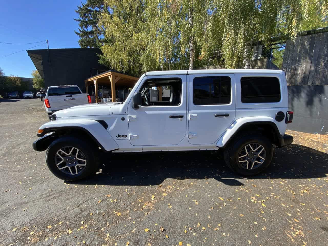 Used 2025 Jeep Wrangler Unlimited Sahara AWD/4WD image 3