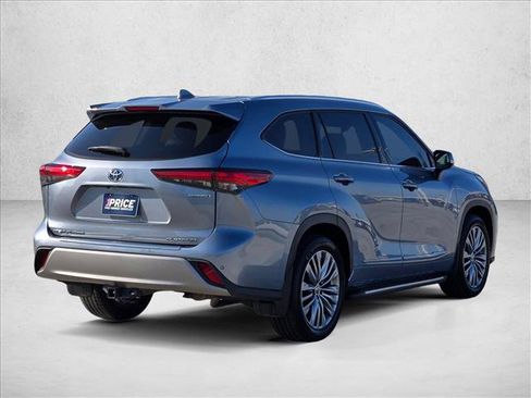 Used 2022 Toyota Highlander Platinum FWD image 4