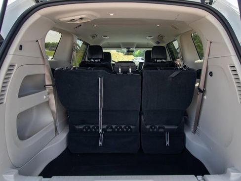 Used 2023 Chrysler Pacifica Touring-L FWD image 13