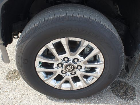 Used 2025 Toyota Tacoma Limited AWD/4WD image 26