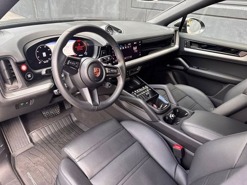 Used 2025 Porsche Cayenne image 4