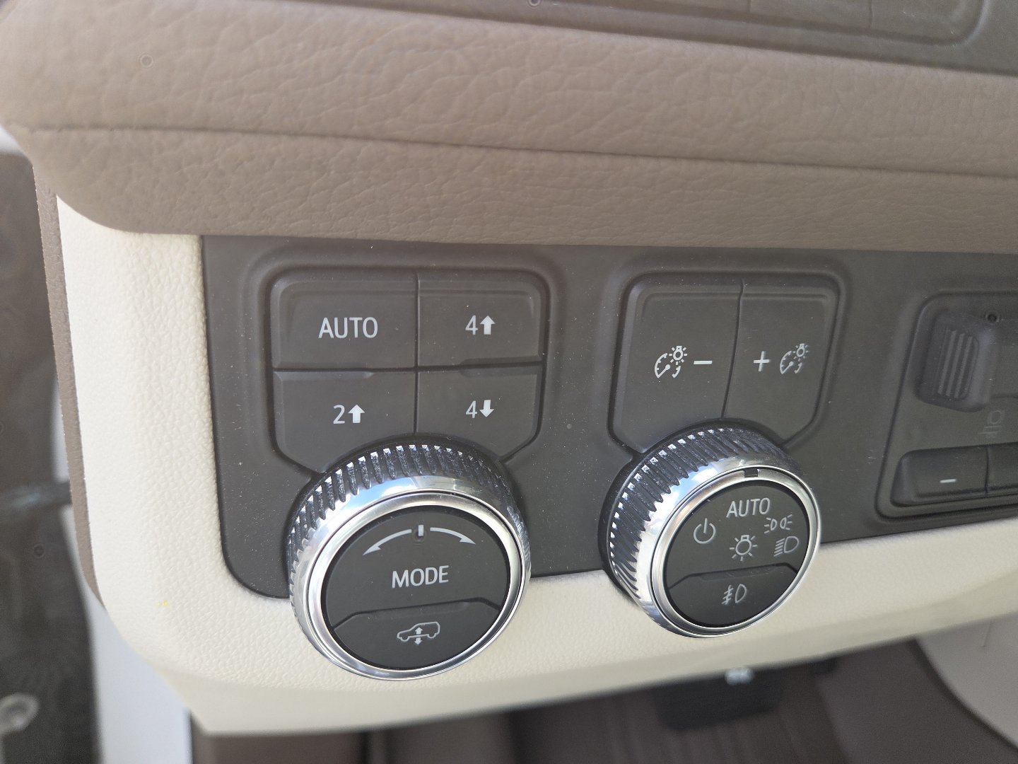 Used 2024 GMC Yukon Denali AWD/4WD image 6