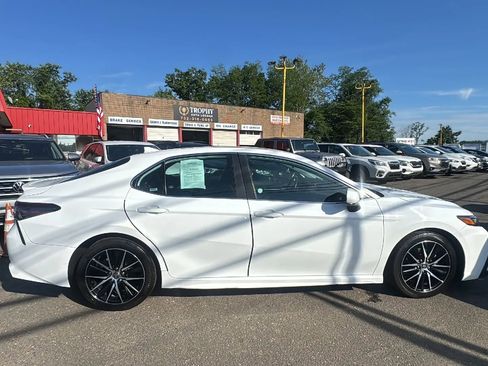 Used 2021 Toyota Camry SE FWD image 4
