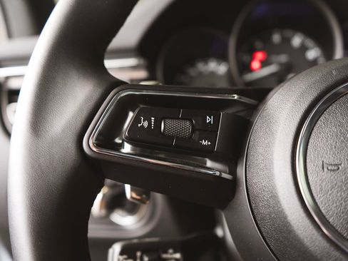 Used 2025 Porsche Macan image 18